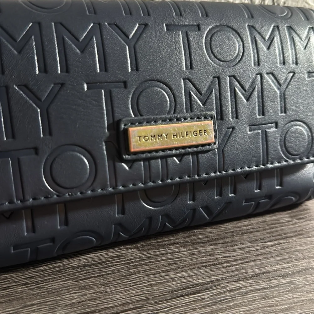 Tommy Hilfiger Monogram Wallet Women’s - Picture 2 of 5